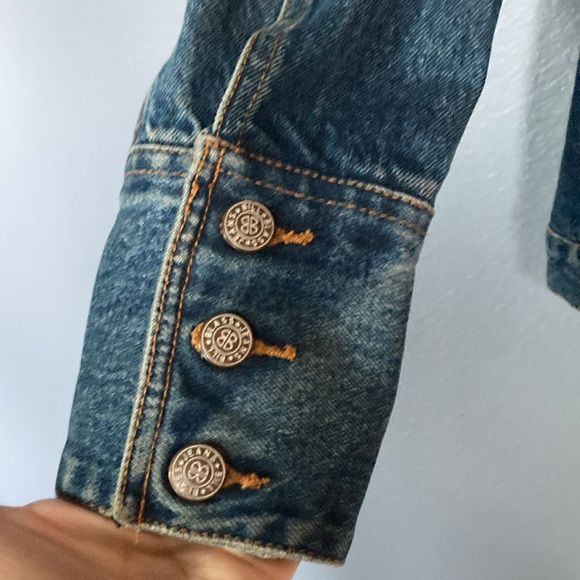 VINTAGE 90βs BILL BLASS FADED JEAN JACKET!
π at the cuffs!! Classic 90s. Med. - Picture 5 of 11